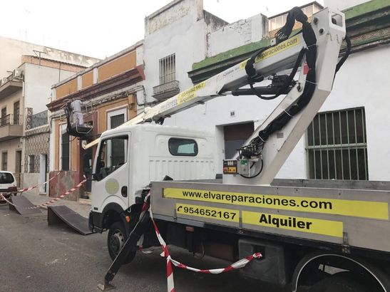Elva Reparaciones S.L. camión blanco
