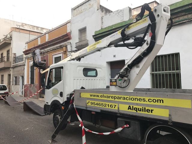 Elva Reparaciones S.L. camión blanco