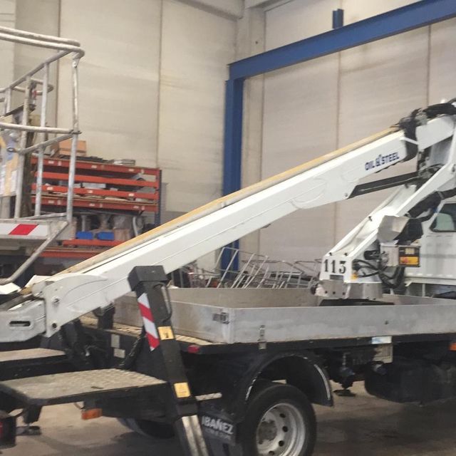 Elva Reparaciones S.L. camión cesta blanco